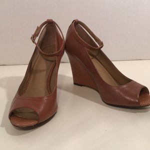Ann Taylor 2-Tone Cognac Wedge OpenToe Shoe Sz 6.5